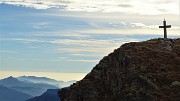61 Vista sulla croce del Mincucco-torrione roccioso (1832 m)